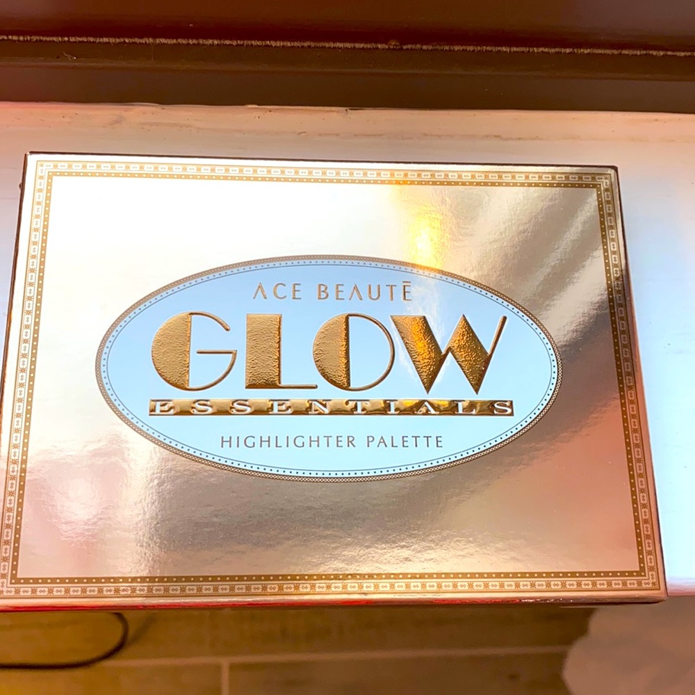 Ace beautē GLOW essentials HIGHLIGHTER PALETTE